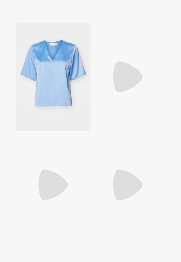 Blusa di satin azzurro chiaro con scollatura a V, maniche corte e una texture liscia, caratterizzata da una vestibilità comoda e dettagli di cucitura minimi.; Pantaloni neri a gamba larga realizzati in tessuto liscio, con zip frontale e due tasche laterali, dal taglio sartoriale e design minimalista.; Sandali con tacco in vernice nera, con punta squadrata, cinturini alla caviglia e fibbie in argento. Presentano un tacco a blocco spesso per maggiore stabilità.; Borsa a tracolla nera in pelle con una forma curva, manico rimovibile e accessori dorati. La borsa presenta una patta con un dettaglio a fibbia.