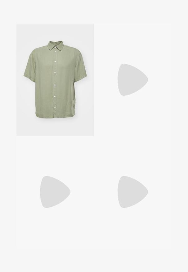 J.LINDEBERG Hemd - oil green; Graues T-Shirt mit kurzen Ärmeln aus weichem, strukturiertem Stoff. Verfügt über einen klassischen Rundhalsausschnitt und einen geraden Saum, geeignet für legere Trageanlässe.; Han Kjøbenhavn TROUSERS - Stoffhose - brown; Weiße Sneaker mit Wildlederelementen, runder Zehenpartie, flachen Schnürsenkeln und einer cremefarbenen Gummisohle. Mit grünen Markenlogo am Fersenbereich.