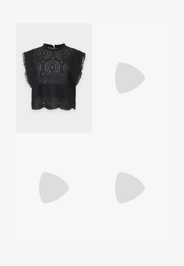 Blusa nera con collo alto e maniche a volant. Presenta intricati motivi ritagliati e un design leggermente accorciato. Tessuto testurizzato.; Pantaloni neri su misura con un design a gamba dritta, caratterizzati da una texture liscia e pieghe ben definite sul davanti. Senza hardware visibile.; Sandali neri con tacco, caratterizzati da un design a cinturino sottile, punta quadrata e tacco medio a blocco. Realizzati in pelle liscia con una finitura opaca.; Borsa a mano in pelle nera con un design strutturato, caratterizzata da una forma corta, manico superiore e accessori in metallo dorato. Inclusa tracolla regolabile.