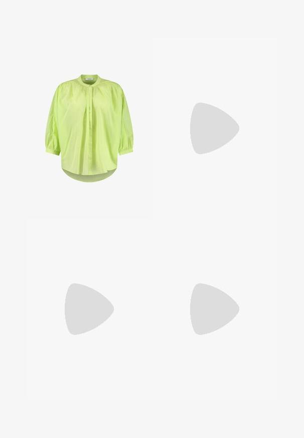 Blusa leggera di colore verde lime, con colletto alto, maniche a sbuffo, chiusura con bottoni e vestibilità rilassata. Tessuto morbido con una finitura leggermente lucida.; Jeans in denim blu con un design a gamba larga, cinque tasche, chiusura con bottoni e cuciture a contrasto. Tessuto testurizzato con una finitura sbiadita.; Sandalo in pelle nera con due cinturini regolabili, suola testurizzata e design audace e massiccio. Presenta un accento del logo sul cinturino.; Borsa a tracolla nera intrecciata con due manici, caratterizzata da una superficie texturizzata e una forma rettangolare. Design semplice e unico senza hardware visibile.