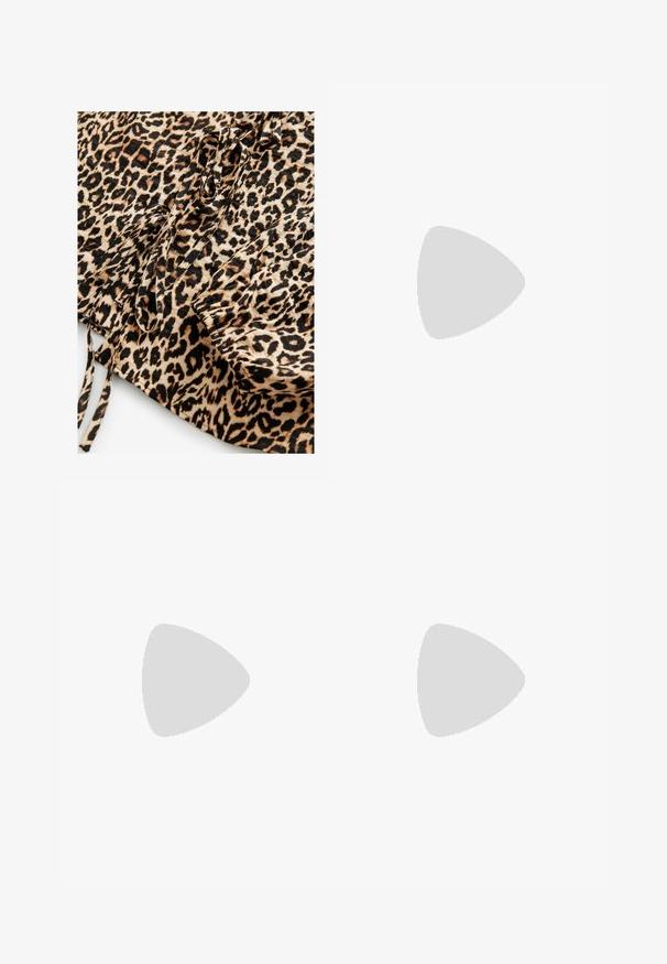 Tissu à imprimé léopard avec un fond tan et des taches noires et brunes. Comprend des attaches et des détails froncés sur un bord.; Pantalons à jambes larges en tissu crème avec une texture lisse, dotés d'un seul bouton à l'avant, de plis subtils et d'un design taille haute.; Escarpin à talon slingback à bout pointu en matériau beige lisse et brillant. Présente un design de découpes courbées et un talon aiguille fin. Détail de boucle en argent.; Sac fourre-tout en paille tissée beige avec garniture en cuir blanc, double poignées en chaîne dorée et forme rectangulaire. La surface présente un motif texturé.