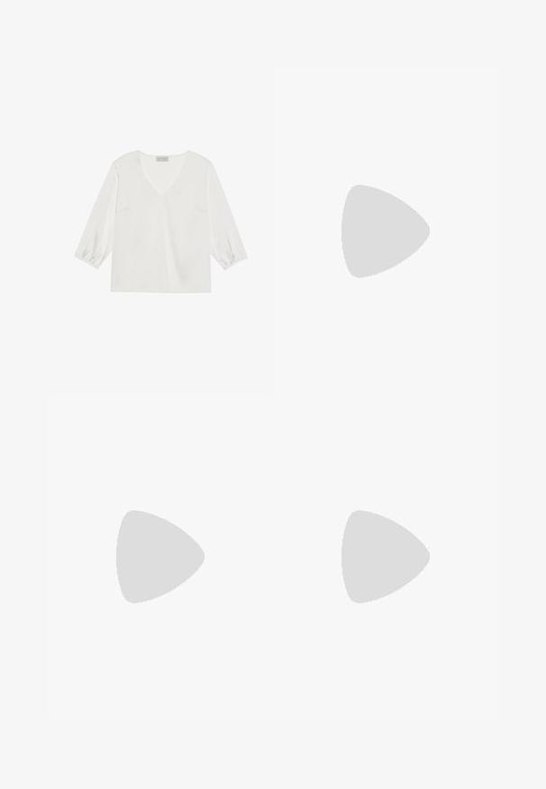 Blusa branca de mangas longas com um decote em V profundo, material suave semelhante a cetim e punhos franzidos para um ajuste descontraído.; Calças largas pretas com cintura alta, detalhes em botão na cintura e pregas frontais.; Botim de tornozelo em pele sintética preta com bico apontado e salto bloco de altura média. Textura suave e design minimalista.; Bolsa tote preta em couro com duas alças longas, textura suave e forma estruturada. Apresenta um bolso frontal para armazenamento adicional.