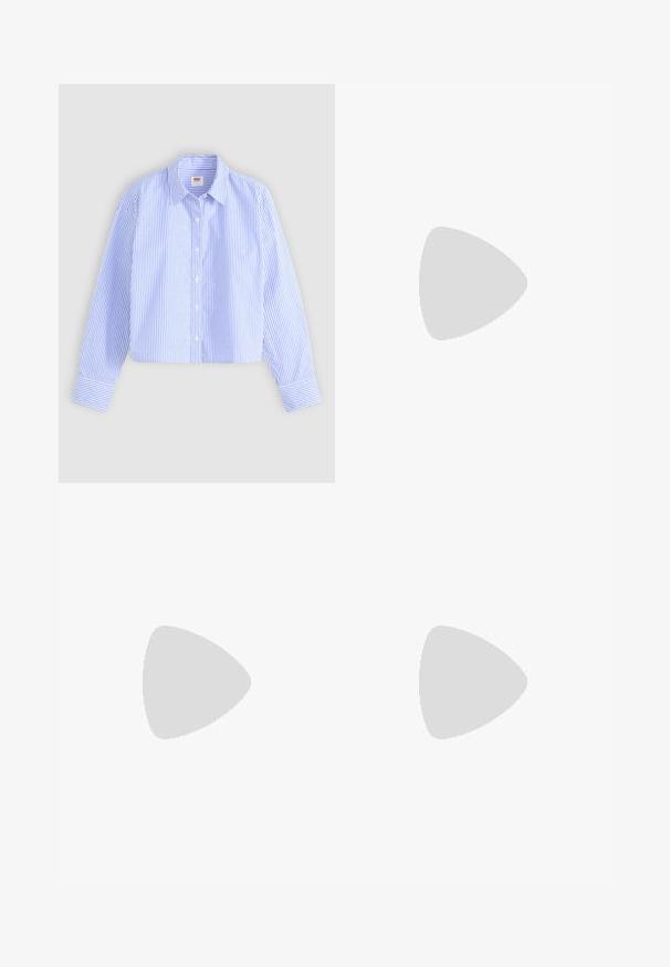 Camisa curta com botões, em azul e branco, com riscas verticais e um acabamento texturizado, colarinho pontiagudo e punhos com um único botão.; Calças largas de um cinza claro com cinco bolsos, fecho frontal com botão e costuras em contraste ao longo das emendas. O tecido parece suave e durável.; Sandálias de tacão preto laqueadas com bico quadrado, tiras para o tornozelo e fivelas prateadas. Apresentam um salto bloco chunky para estabilidade.; Bolsa tote preta em couro com textura lisa, forma retangular e duas alças longas. Sem hardware ou enfeites visíveis.