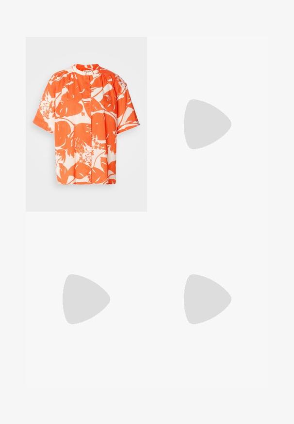 Kortærmet skjorte med et blomster mønster i orange og hvid, lavet af letvægtsstof med en rund krave og knaplukning.; Lyseblå denimjeans med en lige, løs pasform, der har kontrasterende paneldetaljer og en fem-lommer design. Knap-lukning.; Brune ruskinds bådsko med snørebånd, der har en rund tå og syede detaljer. Båret med hvide kordfløjl-bukser i en træagtig indstilling.; Blå quiltet denim skuldertaske med guld kæde-rem og en fremtrædende guldlogo-accent på forsiden. Kompakt rektangulær form.