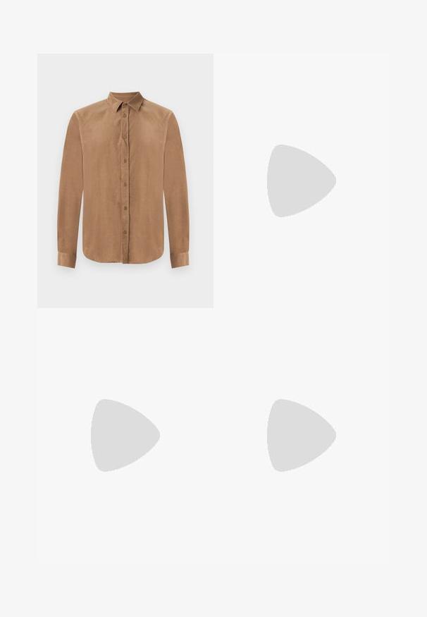 Cămașă lungă, cu mâneci, de culoare maro, dintr-un material moale, cu un guler clasic și închidere frontală cu nasturi. Textură netedă, cu croială dreaptă.; Tricou polo cu mâneci lungi, dungi orizontale de culoare maro și bleu deschis, cu o deschidere cu trei butoane și un guler ribajat.; Sorturi lăcati, de culoare maronie deschisă, cu dungulițe, având un croi drept. Dispun de un fermoar în față, două buzunare laterale și un închizător metalic cu buton.; Mocasinii din piele neagră au o cusătură ridicată, două bare decorative pe partea superioară și o talpă groasă texturată pentru o aderență suplimentară.; Geantă de umăr din denim de culoare albastră închisă, cu două logo-uri verticale albe "SAM SøE". Dispune de mânerelate largi și un design simplu, nepretențios.