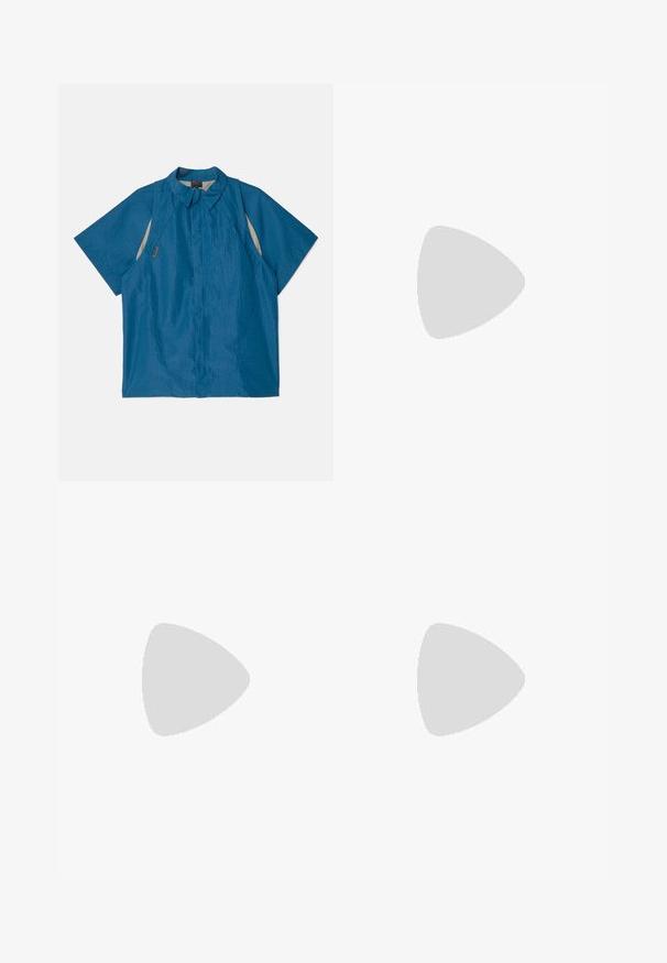 Chemise à manches courtes en bleu vif, dotée d'une finition texturée, d'un col classique et d'accents beige contrastants sur les côtés.; Pantalon en lin blanc à coupe décontractée, avec taille élastique à cordon, deux plis à l'avant et jambes droites. Texture lisse et design minimal.; Baskets blanches avec des accents en daim, bout arrondi, lacets plats et semelle en caoutchouc crème. Présente une marque verte sur le talon.; Collier en perles multicolores avec des perles bleu foncé, rouge et jaune, entrecoupées d'accents en argent et d'un charme pendentif.