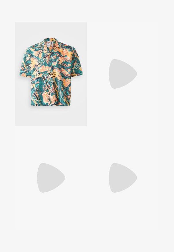 Krátký rukáv košile se živým tropickým vzorem v zelené, oranžové a žluté barvě. Klasický límeček s knoflíkovým zapínáním a uvolněný střih.; Bílý bavlněný tričko s dlouhými rukávy a kulatým výstřihem, na levé části hrudi se nachází malé logo v žluté a burgundské barvě. Bezšvové manžety a lem.; Černé denimové džíny s volným střihem, s kontrastním bílým prošíváním, zapínáním na knoflík a rovnými nohavicemi.; Hnědé semišové kotníkové boty s černým polstrovaným límcem, zlatými kovovými očky, bílým prošíváním a odolnou gumovou podrážkou s výraznými drážkami.