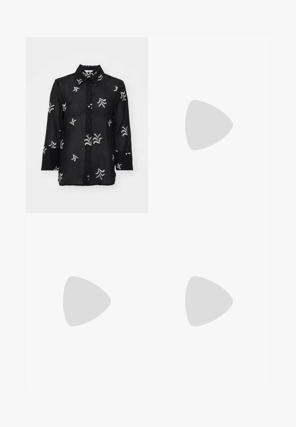 Camicia nera con bottoni realizzata in tessuto leggero, caratterizzata da motivi floreali ricamati bianchi e colletto classico. Maniche lunghe con dettagli sui polsini.; Pantaloni neri a gamba larga in denim, con una vita strutturata, passanti per la cintura e tasche frontali. Texture liscia con un design classico.; Décolleté in vernice nera con punta affusolata e tacco in geometria cubica. Presentano un design elegante e minimalista, con una texture liscia.; Borsa a tracolla nera in pelle con una forma curva, manico rimovibile e accessori dorati. La borsa presenta una patta con un dettaglio a fibbia.