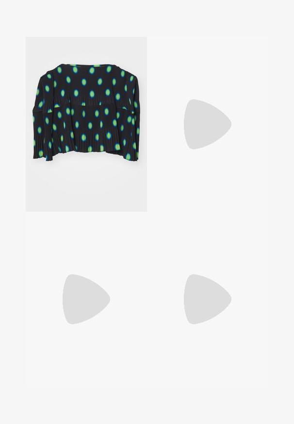 Svart långärmad topp med livliga blå och gröna prickar, med plisserad textur och en lös passform.; Vit långärmad skjorta i mjukt tyg med tryck av svarta tärningar och bokstäver. Slimmad passform med rundad halsringning och midjelängd.; Svart minikjol med en slät yta, A-linjeform och rundad fåll. Har en dragkedja bak för stängning, inga ytterligare mönster eller detaljer.; Svart flip-flop med en texturerad gummisula, två slanka remmar och en subtil, präglad logodetalj på remmen.