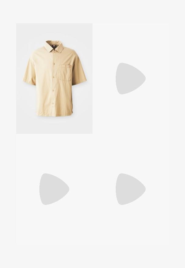 Beige kortermet skjorte med spiss krage, frontlukking med knapper, en enkelt brystlomme og en liten brodert logo på lommen.; Nike svart bomull T-skjorte med klassisk rund hals, korte ermer, og en subtil, preget logo på brystet. Glatt tekstur.; Sorte, joggebukser med elastisk liv, løs passform, mansjetter på ankler, glatt tekstur og uten synlige mønstre eller hardware-detaljer.; Sorte Nike-sko har en mesh-overdel med aksentstriper, teksturert snøring og en svart gummisåle. Brukt med svarte ribbede sokker.