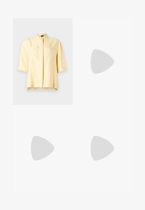 Korte mouwen gele blouse met een Mandarin kraag, voorzien van twee voorzakken en een gladde textuur. Schoon, minimaal ontwerp.; Zwarte op maat gemaakte broek met een recht model, voorzien van een soepele textuur en scherpe plooien aan de voorkant. Geen zichtbare hardware.; Beige blockhak sandalen met dunne bandjes en een vierkante neus. Glad materiaal met minimale details, ontworpen voor eenvoudig dragen.; Zwarte leren handtas met een gestructureerd ontwerp, featuring een verkorte vorm, bovenhandvat en gouden hardwareaccent. Inclusief verstelbare schouderband.