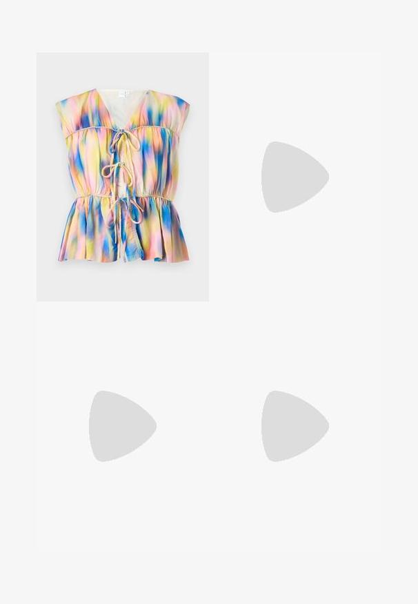 Bunte Bluse im Peplum-Stil mit einer Bindefrontverschluss, kurzen Ärmeln und einem Farbverlaufmuster in Rosa, Blau und Gelb.; Schwarzes Top mit asymmetrischem Design, einem drapierenden Ärmel, seitlichen Raffung und einem metallischen Akzent am Schulter. Glatter Stofftextur.; Denim-Minirock in Hellblau, mit einem genoppten Bund, zwei Fronttaschen und geradem Schnitt mit verblasstem Muster.; Schwarze kniehohe Stiefel aus glattem Leder, mit spitzem Schuhbund, einem Blockabsatz und einem V-förmigen Ausschnitt an der Oberseite.; Gelbe gepolsterte Jacke mit hohem Kragen und Fronttasche, kombiniert mit einer schwarzen Umhängetasche mit goldenen Beschlägen. Lässige Denim-Hosen.