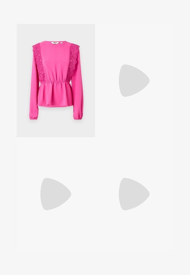 Haut fuchsia à manches longues avec des détails en dentelle sur les épaules, taille froncée et tissu texturé. Encolure ronde avec des poignets élastiques.; Jean flare bleu clair en denim, avec une taille haute, cinq poches et une fermeture à un bouton. Texture douce avec une finition décolorée.; Escarpins slingback en cuir verni noir avec un bout pointu et un petit talon bloc, mettant en avant un accent en boucle argentée sur la sangle.; Sac à main en cuir noir avec une forme courbée, bandoulière amovible et des accessoires en or. Le sac est doté d'un rabat avec un détail de boucle.
