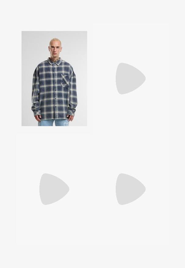 Camisa de franela con un patrón a cuadros en azul y beige, con un diseño de botones, detalle de bolsillo y mangas largas. Tejido suave y texturizado.; Camiseta negra de algodón de Nike con un clásico cuello redondo, mangas cortas y un sutil logo en relieve en el pecho. Textura suave.; Pantalones cortos negros con cintura elástica y cordón ajustable. Hechos de una tela suave, con un corte holgado y sin patrones visibles.; Zapatillas deportivas negras con una parte superior texturizada, detalles de malla, suela redondeada con amortiguación visible y cordones negros.