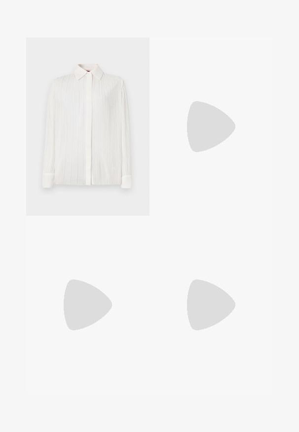 Camicia bianca plissettata con colletto classico, maniche lunghe e chiusura con bottoni, caratterizzata da una texture morbida e una leggera lucentezza.; Pantaloni beige a gamba larga realizzati in tessuto misto cotone. Caratterizzati da una texture liscia, una vita elastica e un dettaglio con bottone laterale.; Pump beige in suede con tacco alto, punta affilata e tacco a blocco massiccio. Il materiale ha una consistenza morbida con una finitura liscia.; Borsa a spalla in pelle nera con forma curva, texture trapuntata e dettagli in oro. Presenta una tracolla removibile e dettaglio del logo.