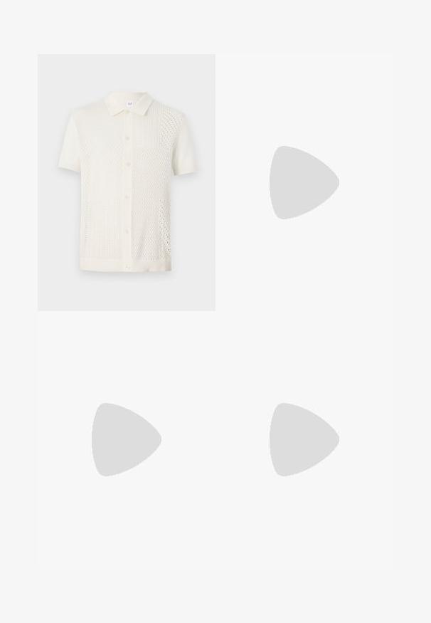 Kurzarm, cremefarbenes Strick-Polohemd mit strukturiertem, gemustertem Design, Knopfverschluss und klassischem Kragen.; Marineblaue Hose aus glattem Stoff, mit einem einzigen Knopfverschluss, Falten und geraden Beinen. Minimalistisches Design ohne auffällige Muster.; Desa Slipper - brown; Silberne Metall-Uhr mit einem gebürsteten blauen Zifferblatt, weißen Stundenmarkierungen und einem Datumsanzeiger. Verfügt über ein verlinktes Metallarmband und ein Markenlogo.