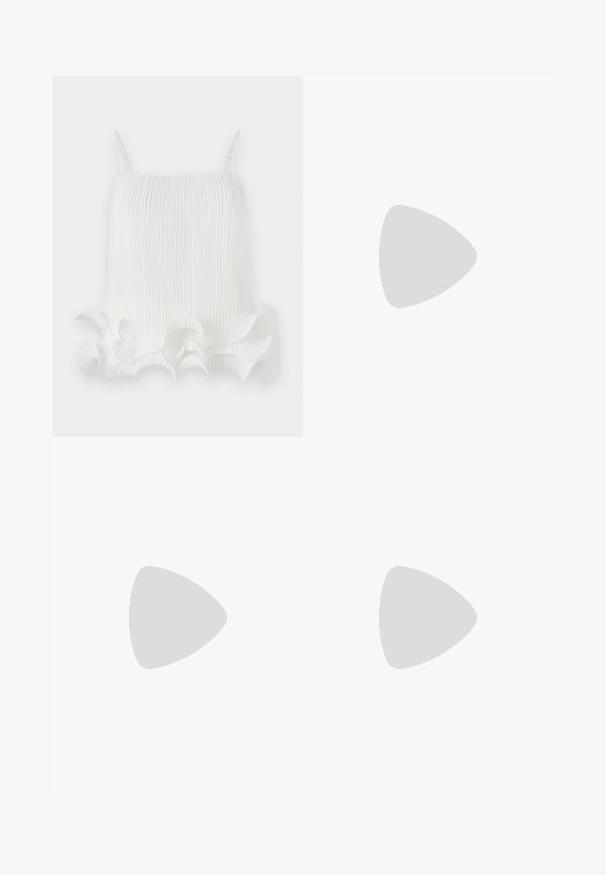 Top bianco a pieghe con spalline regolabili, dotato di un orlo ondulato a volant e una texture liscia. Tessuto leggero con righe verticali.; Jeans in denim blu scuro a fiala con tasche cucite, chiusura con bottone e una texture liscia. Presenta un classico design a cinque tasche.; Bershka Sandali con tacco - black; Furla SFERA - Borsa a tracolla - cioccolato