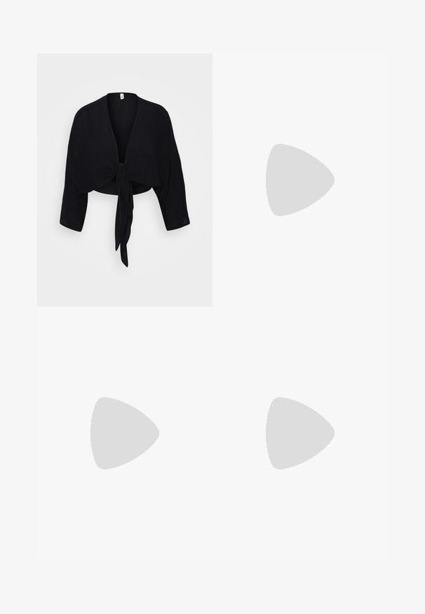 Fekete, cropped kardigán háromnegyedes ujjakkal, átkötős dizájnnal és elöl csomózott részletel. Könnyű, texturált anyagból készült.; Even&Odd Petite 2 PACK - Felső - black/egret; Világoskék, bő szabású farmernadrág. Magas derekú, enyhe kopásokkal és sötétkék oldalpanelekkel rendelkezik. Öt zsebe van és gombos záródása.; Beige balettcipők hegyes orral, hálós dizájnnal átfedve és oldalsó csatválasztékkal. Lapos talp, sima felülettel.; Fekete bőr válltáska sima felülettel, ívelt formával és egy állítható pánttal. Minimalista dizájn, látható fémrészletek nélkül.; Ezüst fülbevalók íj formával, sima felülettel és fényes textúrával. Kompakt, minimalista stílus, amely különböző alkalmakra alkalmas.