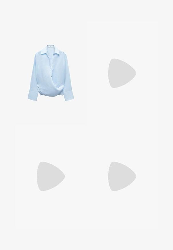 Mango LIRIO - Blouse - light blue; Wijdgevallen broeken in een lichtcrème kleur. Gemaakt van een zachte stof met plooien aan de voorkant en zijzakken.; Witte hoge hak sandalen met een glanzende satijnen bovenkant, brede blokhak en enkelbandje met een kleine gesp. Glad van textuur, minimalistisch ontwerp.; Bruine leren handtas met een conische vorm, stevige handvatten en contrasterende witte stiksels. Heeft een afneembare schouderband voor veelzijdigheid.