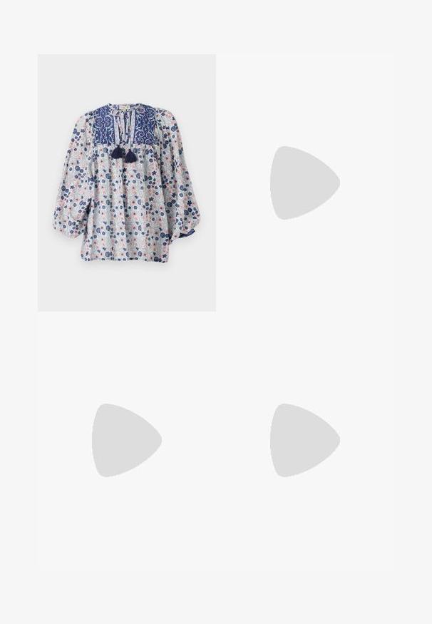 Blusa a fantasia floreale blu, bianca e rosa con scollatura a V, dettagli con frange e maniche lunghe voluminose. Tessuto in cotone.; Pantaloni larghi marroni realizzati in un tessuto morbido, con chiusura frontale con bottone, due tasche anteriori e linee pulite e sartoriali.; Scarpa slingback in pelle nera con punta appuntita, con un dettaglio intrecciato e un design superiore plissettato. Suola piatta con hardware minimale.; Borsa a mano in pelle marrone con finitura texturizzata, design angolare e un manico superiore distintivo. Presenta un dettaglio a tracolla intrecciato con motivo.