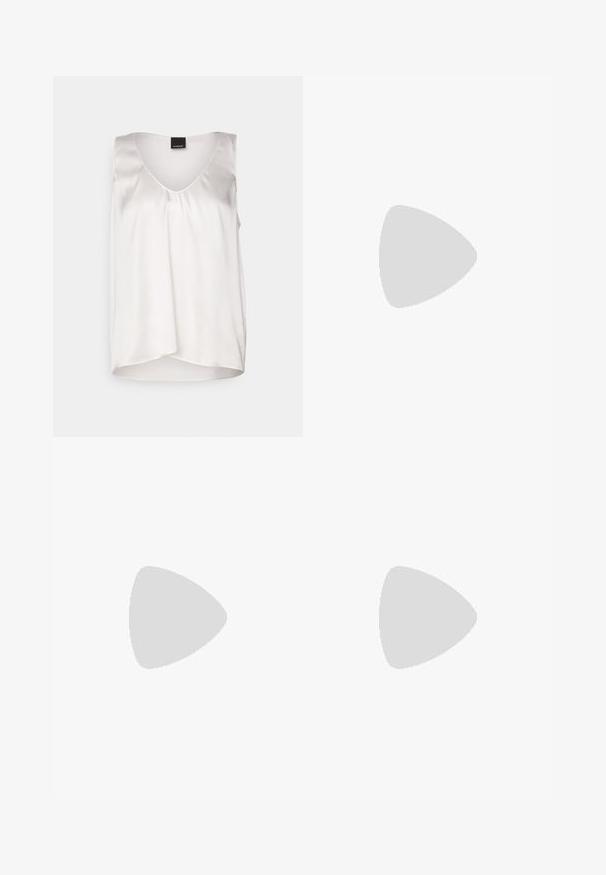 Top senza maniche in satin bianco con scollo a V profondo, design drappeggiato e orlo curvo. Texture liscia con cuciture minime. Etichetta del marchio visibile.; Pantaloni neri su misura con un design a gamba dritta, caratterizzati da una texture liscia e pieghe ben definite sul davanti. Senza hardware visibile.; Sandali neri con tacco, caratterizzati da un design a cinturino sottile, punta quadrata e tacco medio a blocco. Realizzati in pelle liscia con una finitura opaca.; Borsa a mano in pelle nera con un design strutturato, caratterizzata da una forma corta, manico superiore e accessori in metallo dorato. Inclusa tracolla regolabile.