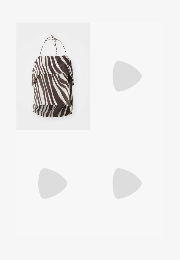 Smeđi i krem off-the-shoulder top s uzorkom zebra pruga, napravljen od lagane tkanine, s podesivim vezicama i raširenim rubom.; Bijele hlače širokog kroja izrađene od lagane tkanine, s elastičnim pojasom i vezicom za prilagodljivu veličinu. Glatka tekstura.; Crne lakirane sandale na pete sa kvadratnim nosom, trakama oko gležnja i srebrnim kopčama. Imaju čvrst blok petu za stabilnost.; Crna kožna torba s lukovitim oblikom, odvojivim remenom i zlatnim detaljima. Torba ima preklop s kopčom.