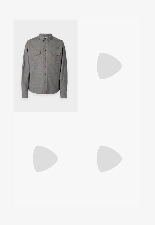 Grå denimskjorta med långa ärmar, spetsig krage och dubbla bröstfickor. Har orangea sömmar och knäppning fram.; Svarta shorts i bomullsmaterial med rakt snitt, framknäppning, sidofickor och en jämn textur.; Svarta läderloafers med en slät yta, rund tå och ett dekorativt band över främre delen. Låg staplad klack, minimalistisk design.; Svart läder crossbody-väska med klaffstängning, silverfärgade detaljer och två runda accenter. Utrustad med en avtagbar rem. Slät textur.