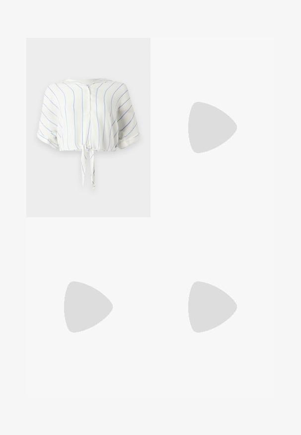 Blusa branca de manga curta com riscas verticais azuis, design com laço na frente e fecho de botão no decote. Tecido suave e leve.; Jeans de corte amplo em azul escuro com cintura alta, com detalhes em botões dourados, dois bolsos frontais e traseiros, e costuras em contraste. Tecido de denim texturizado.; Mocassins de couro preto com um laço atado, apresentando detalhes de ilhós dourados nas laterais e uma sola de borracha plana. Textura suave, design clássico.; Bolsa de mão em couro sintético preto com textura de crocodilo, topo franzido e alça enrugada. Apresenta um design suave e compacto.