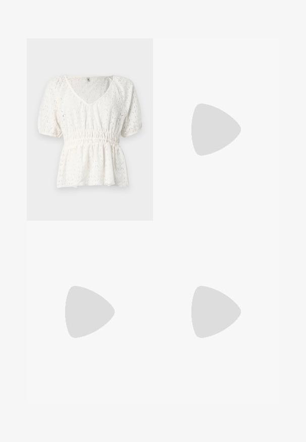 Top blanc à manches courtes en tissu texturé avec un décolleté en V, une taille élastique et un motif en diamant complexe sur l'ensemble.; Jean noir évasé en denim. Comprend une fermeture à bouton, cinq poches et une texture lisse. La jambe évasée commence sous le genou.; Escarpins en cuir verni noir avec bout pointu et talon bloc géométrique. Présente un design élégant et minimaliste ainsi qu'une texture lisse.; Sac fourre-tout en cuir noir avec une texture lisse, de forme rectangulaire et deux longues poignées. Pas de matériel ou d'ornementations visibles.