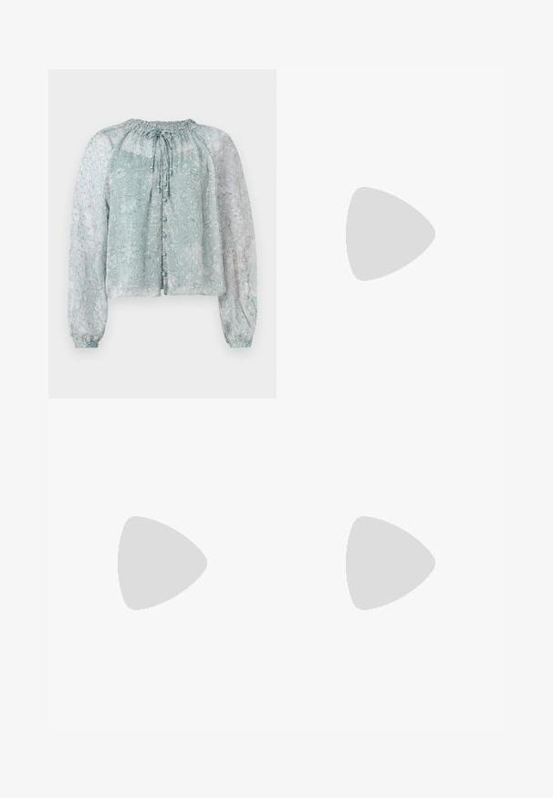 Hellblaue, transparente Bluse mit Blumenmuster, gerafftem Ausschnitt, langen Puffärmeln und Knopfverschluss vorne.; Weit geschnittene Denim-Hosen mit einem Farbverlauf von hellblau zu dunkelblau, hoher Taille, Gürtelschlaufen und einem passenden Stoffgürtel. Strukturierte Denim-Oberfläche.; Schwarze Lackleder-Slingback-High Heels mit spitzem Schuh und einem geometrischen Blockabsatz. Verfügt über ein schlankes, minimalistisches Design und eine glatte Textur.; Schwarze Lederhandtasche mit geschwungener Form, abnehmbarem Tragegurt und goldenen Beschlägen. Die Tasche verfügt über einen Deckel mit einer Schnallen-Details.