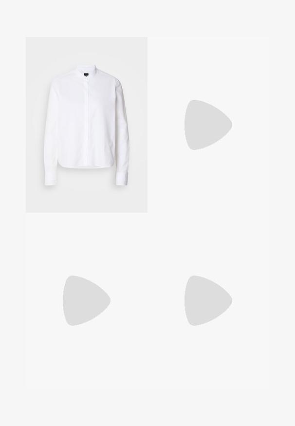 Vit skjorta med krage, framknäppning, långa ärmar och knappmanschetter. Tillverkad av mjukt bomullstyg med en strukturerad passform.; Vita byxor i ljus krämig tyg, med sidofickor, platt fram och en enda knappstängning vid midjan. Slät struktur.; Svart läder slingback-hälar med spetsig tå, med en smal klack och en guldtonad detalj på den justerbara remmen. Slät textur.; Svart läderhandväska med en strukturerad design, som har en avskuren form, ett handtag upptill och guldiga detaljer. Justerbar axelrem ingår.