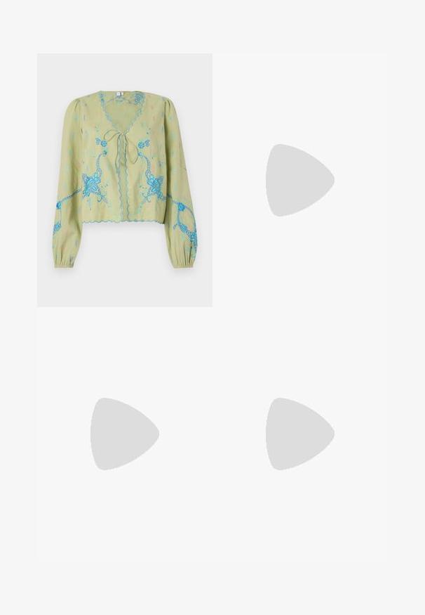 Kortärmad, ljusgrön blus med intrikata blå blommönster, vågiga kanter och knytning fram. Mjuk, texturerad tyg.; Vida denim-jackor med breda ben i en djupblå färg, med en framseam-detalj, en knappstängning och en klassisk femficksdesign.; Svarta lackerade klacksandaler med fyrkantig tå, ankelremmar och silverfärgade spännen. Har en kraftig blockklack för stabilitet.; Svart läderhandväska med en böjd form, avtagbar rem och guldiga detaljer. Väskan har ett lock med en spänndetalj.