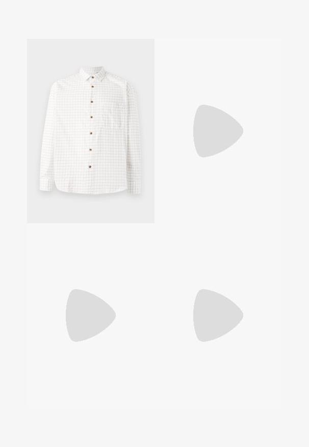 Chemise blanche à boutons avec un motif à carreaux bleu marine, dotée d'une poche poitrine, d'un ourlet arrondi et de boutons en bois. Tissu léger.; T-shirt en coton noir à manches courtes, col rond, avec un logo rose sur la gauche de la poitrine. Présente une étiquette sur l'ourlet inférieur gauche.; Pantalons en coton noirs avec une coupe droite, fermeture éclair et poches avant. Texture lisse, sans motifs visibles et matériel minimal.; Baskets en toile noires avec lacets blancs, coutures blanches contrastantes et semelle en caoutchouc blanche. Présente un design bas et un branding subtil.