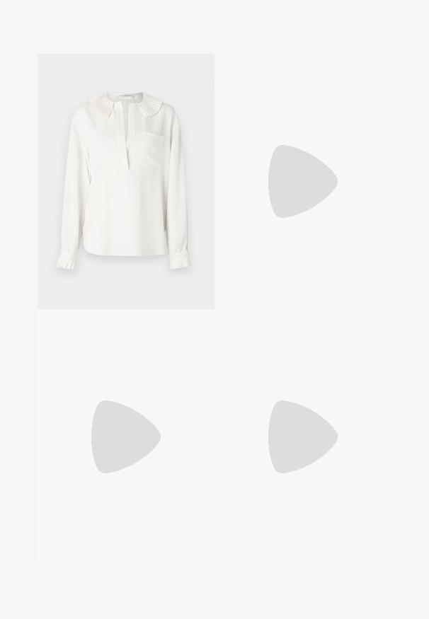 Blusa bianca a maniche lunghe con colletto plissettato, pattina frontale e taschino singolo sul petto. Include polsini arricciati con dettagli a plissettatura.; Pantaloni ampi marrone scuro con vita alta, caratterizzati da pieghe ben stirate, una texture liscia e una vestibilità su misura.; Sandali neri in pelle con dettagli in oro, caratterizzati da più cinghie e una suola piatta per un design open-toe.; Borsa a tracolla in pelle nera trapuntata con apertura arricciata, tracolla in catena dorata e forma rettangolare, appoggiata su uno sfondo semplice.