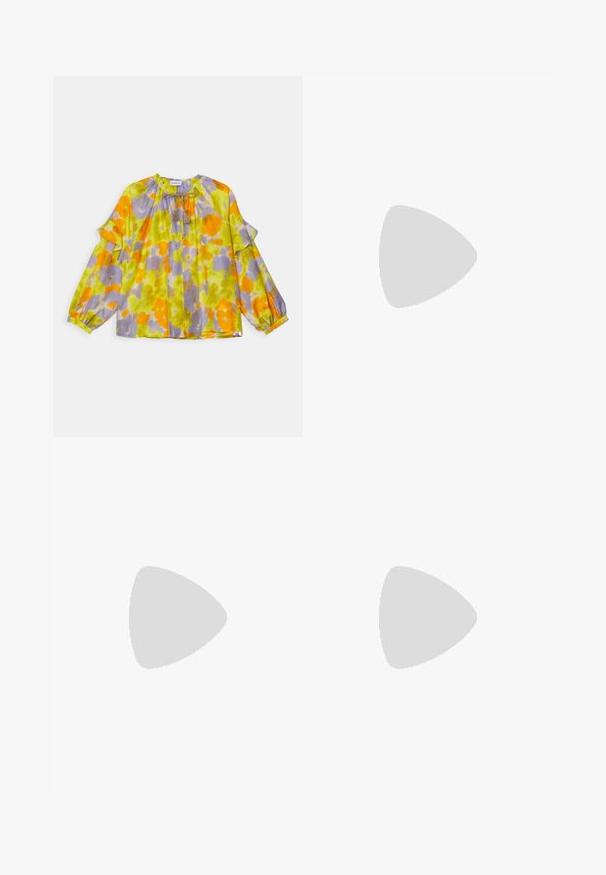 Bluză cu mânecă lungă într-un imprimeu floral vibrant de galben, portocaliu și violet. Dispune de un guler strâns și detalii cu ciucuri legate în față.; Pantaloni negri dintr-un material neted, cu talie înaltă, picioare largi, pliuri frontale și loop-uri clasice pentru curea. Fără buzunare laterale vizibile.; Sandale din piele neagră cu accente aurii pe catarame, având mai multe curele și un design cu talpă plată pentru purtare cu degetele la vedere.; Geantă din piele neagră, cu o formă rotunjită, curea lată și un finisaj texturat. Are detalii subtile de cusătură și un accent din metal de culoare aurie.