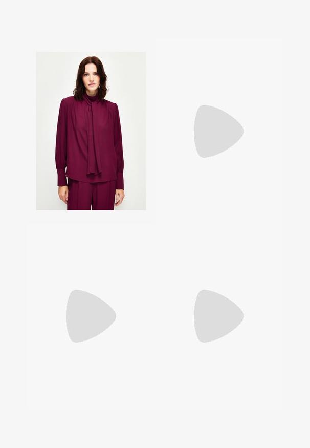 adL TIE DETAILED LONG SLEEVE - Camicetta - damson; Pantaloni bianchi su misura con due pieghe frontali, taglio dritto e orli piegati. Realizzati in tessuto liscio, presentano un design classico.; Infradito neri con un design minimalista, suola piatta, cinturini sottili e texture liscia. Senza ulteriori motivi o accenti.; Orologio digitale oro con quadrante rettangolare, display LCD, bracciale in acciaio inossidabile e pulsanti laterali. Presenta un'etichetta di impermeabilità.