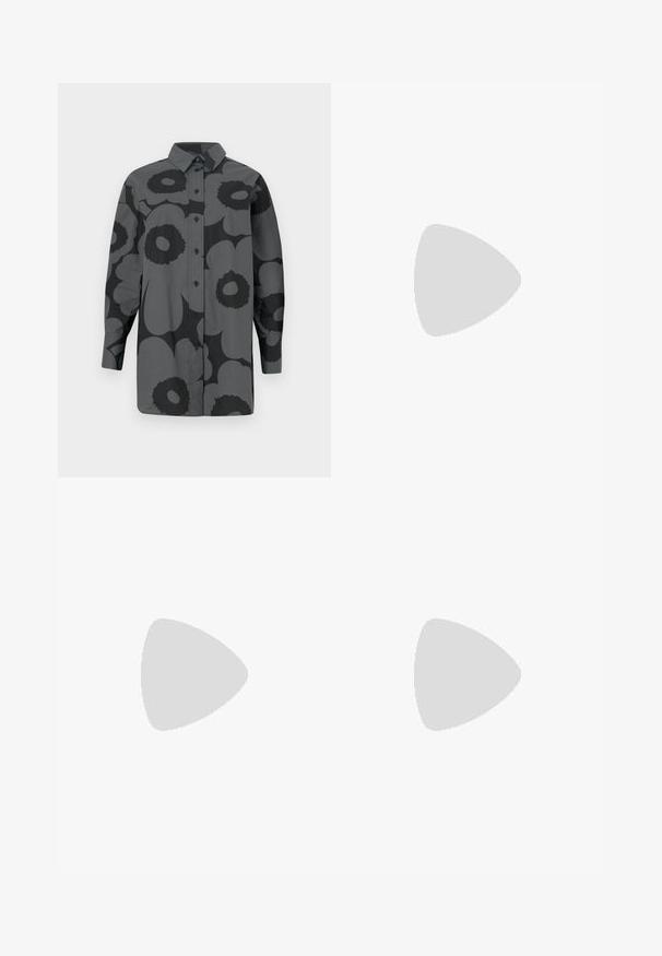 Knappskjorte i grått stoff med store svarte blomstertrykk. Har Krage og lange ermer med knapper ved håndleddene.; Lyseblå denimjeans med høy livlinje, vide ben, to sidelommer og plisserte detaljer. Myk tekstur med en falmet finish.; Svart spiss tå slingback-sko med lav hæl, laget av jevnt skinnmateriale og med utskåret design på siden for pusteevne.; Svart lær skulderveske med en myk tekstur, trekantet form og justerbar stropp, kombinert med en lyseblå stripete skjorte og hvite bukser.