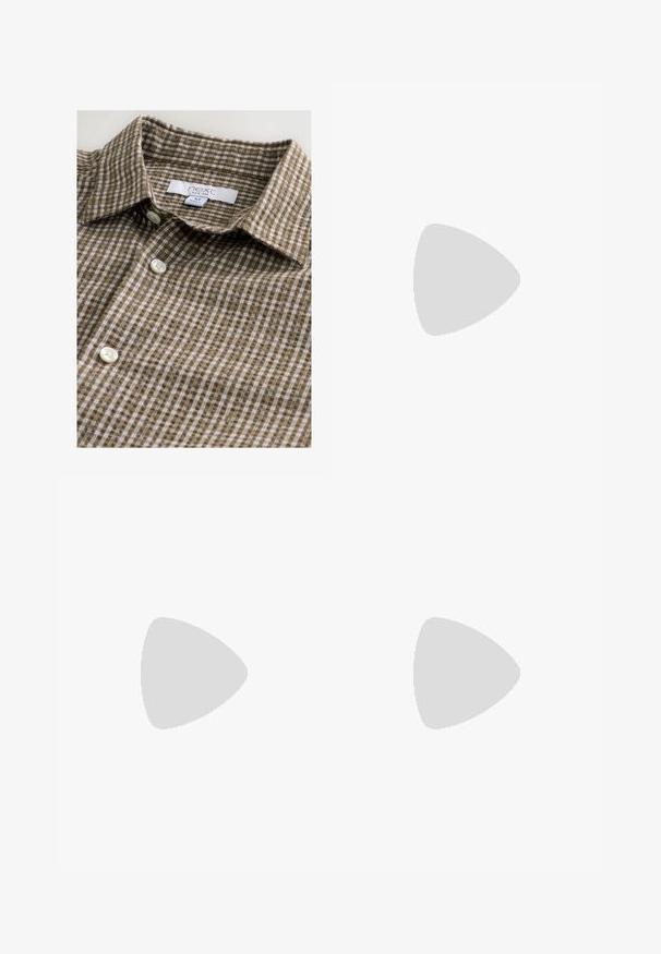 Brun rutigt skjorta med knappar i mjukt tyg. Har en klassisk krage och vita knappar. En etikett är synlig.; Vit bomullstopp med rund halsringning, breda axelremmar och rak nederkant, med en slät textur och utan synliga mönster.; Ljusblå denimjeans med rak bendesign, midjehög midja, fem fickor samt knapp- och dragkedjestängning.; Vita lädersneakers med perforeringar, rund tå, platt sula och tjocka snörning, med en synlig swoosh-logga och "AIR" på hälen.; Svarta plastsolglasögon med gröna linser, fyrkantiga bågar, silverdetalj på ögonbrynet och texturerade skalmar. Angiven märkning på den inre skalmen.