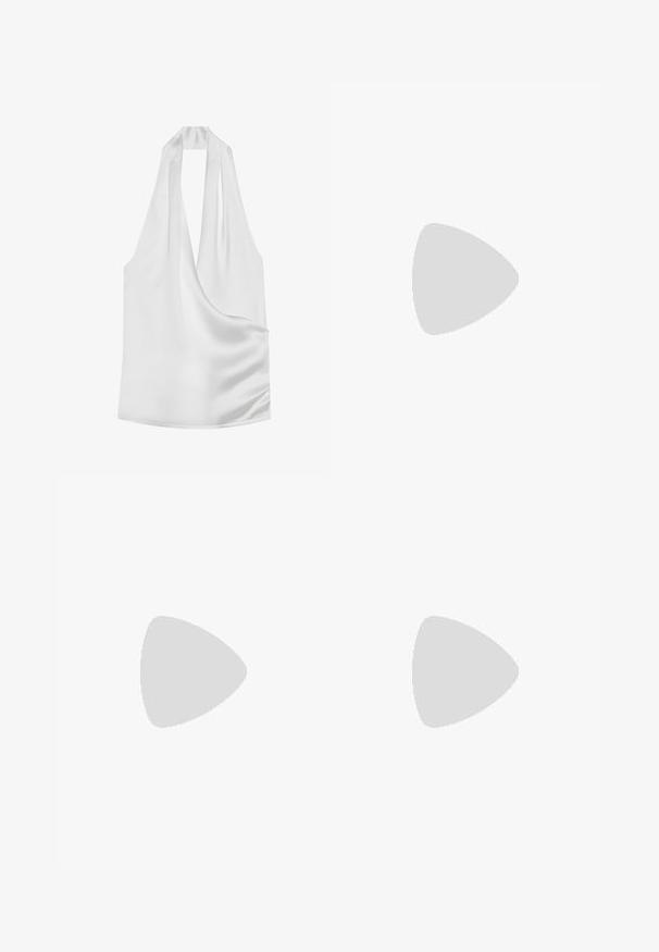 Witte satijnen haltertop met een diepe V-hals, gedrapeerd ontwerp en een soepele textuur. Minimalistische stijl zonder zichtbaar beslag of patronen.; Zwarte wijde broek met hoge taille, knoopdetails op de tailleband en plooien aan de voorkant.; Zwarte leren pump met een spitse neus en een lage blokhak. Beschikt over een enkelband met een goudkleurige gespsluiting. Gladde textuur.; Zwarte leren tote bag met twee lange handvatten, een zachte textuur en een gestructureerde vorm. Voorzien van een voorvak voor extra opslagruimte.
