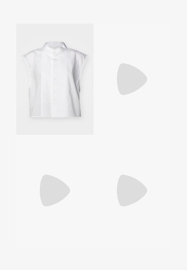 Helmut Lang TUX SOFT - Chemise - white; T-shirt en coton noir avec un col rond, des manches courtes et une étiquette blanche rectangulaire arborant des chiffres et un design graphique.; Jeans bleu clair avec une texture craquée, design à cinq poches, fermeture à bouton et légère évasement à l'ourlet. Détails usés sur l'ensemble.; Chaussure noire en cuir à enfiler, avec un bout rond, un petit talon carré et une sangle à l'avant. Texture lisse avec un subtil logo sur la sangle.