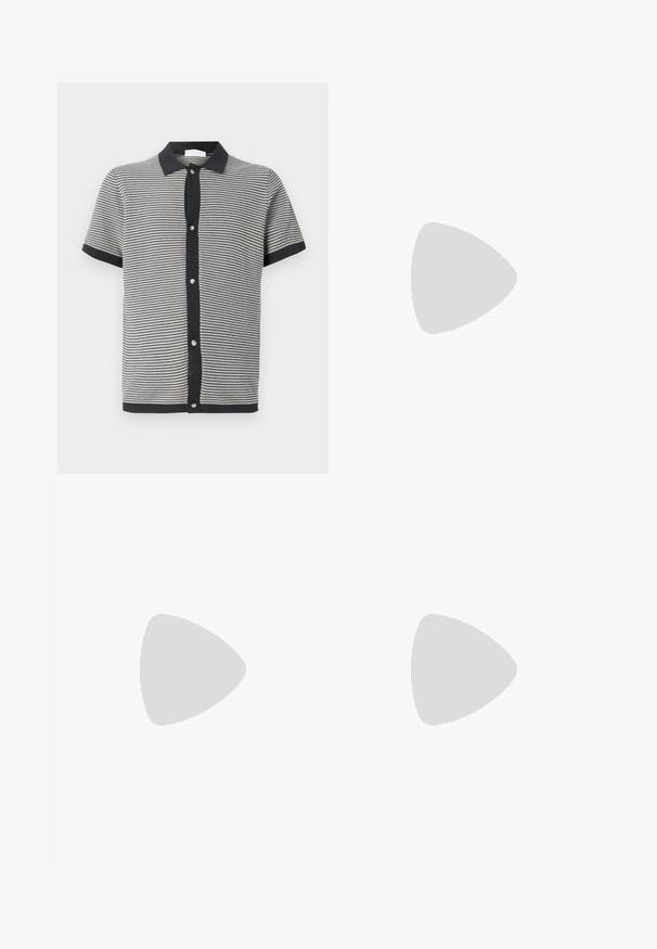 Polo de manga curta em tecido de malha riscada em preto e branco, com colarinho preto e fecho frontal com botões de metal prateado.; Polo preto de manga curta com um padrão abstrato texturizado. O colarinho é plano e ligeiramente aberto, realçando o design descontraído.; Shorts de ganga em azul claro com um corte clássico. Apresenta cinco bolsos, costuras em laranja e acabamentos desfiados.; Mocassins pretos de pele com um acabamento suave, bico redondo e costura decorativa no a parte superior. Salto baixo e empilhado com um ligeiro brilho.