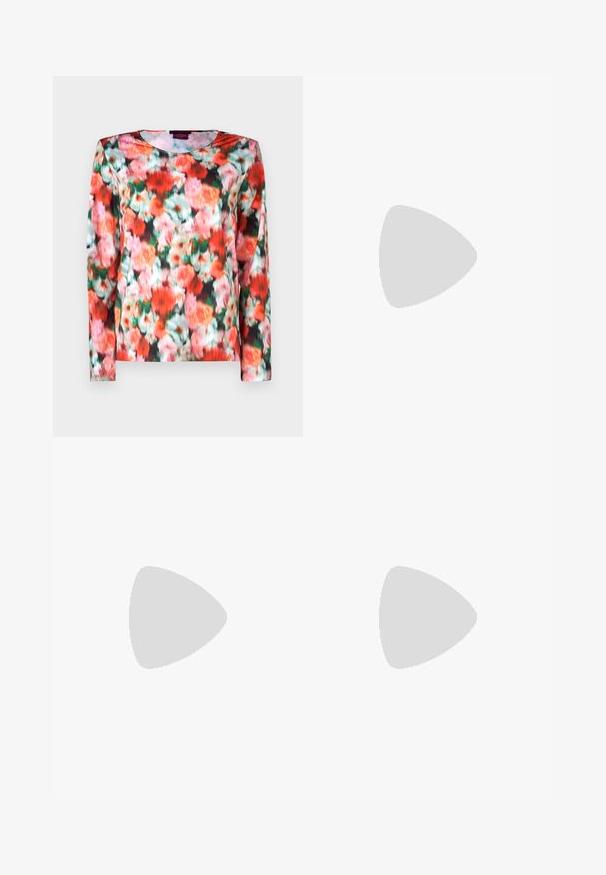 Langarmtop met een levendig bloemenpatroon in rode, roze en groene tinten op een donkere achtergrond. Glad stof met een ronde halslijn.; Zwarte op maat gemaakte broek met een recht model, voorzien van een soepele textuur en scherpe plooien aan de voorkant. Geen zichtbare hardware.; Zwarte puntige slingback schoen met een lage hak, gemaakt van soepel leer en voorzien van een uitsnede aan de zijkant voor ventilatie.; Zwarte leren handtas met een gebogen vorm, slanke schouderband, zilveren rits en Calvin Klein-logo aan de voorkant. Gladde textuur en minimalistisch design.