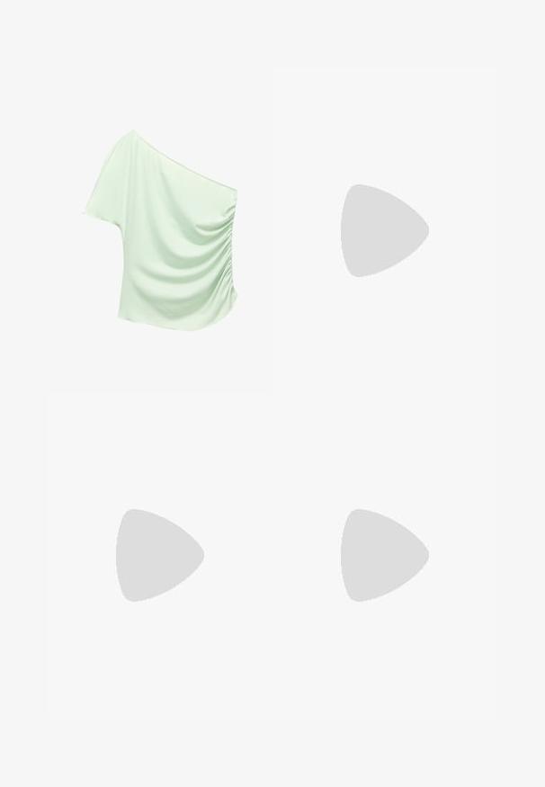 Asymmetrisk mintgrön topp i mjukt tyg med ett samlat detaljer på ena sidan. Lättviktig, kort ärm, jämn textur.; Svarta polyester culottbyxor med elastisk midja, två framfickor och en lös silhuett. Inga synliga mönster eller hårdvarudetaljer.; Svarta lackerade klacksandaler med fyrkantig tå, ankelremmar och silverfärgade spännen. Har en kraftig blockklack för stabilitet.; Svart läderhandväska med en böjd form, avtagbar rem och guldiga detaljer. Väskan har ett lock med en spänndetalj.