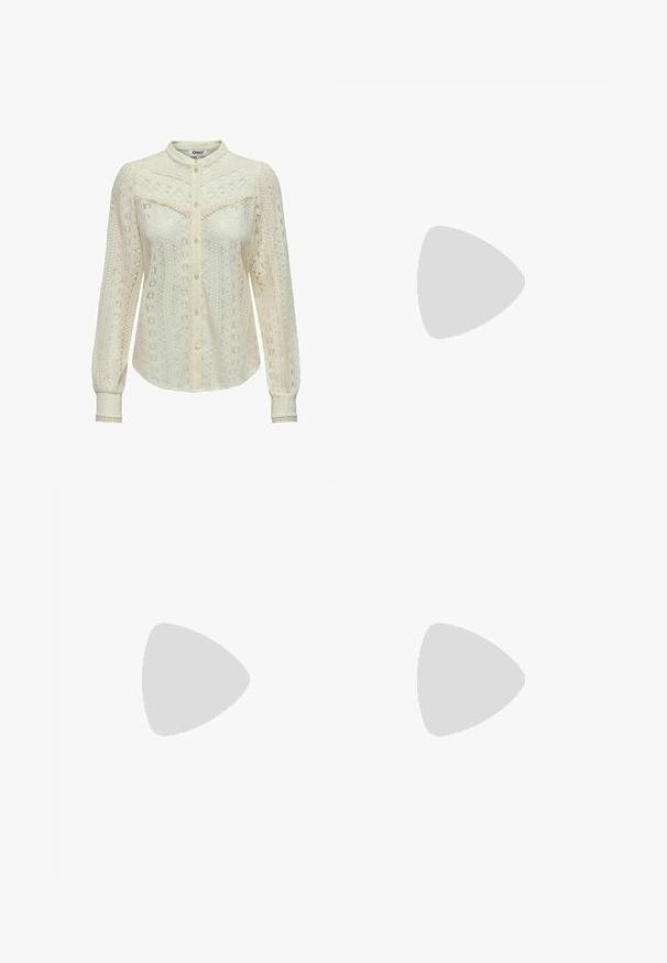 Kanten blouse in off-white met ingewikkelde patronen, lange mouwen, een knoopsluiting aan de voorkant en een Chinese kraag. Fijne afwerking bij de manchetten.; Zwarte leren broekjes met een hoge taille, elastische band, verwijderbare strikriem en een gladde textuur. Heeft een vlakke voorkant en zijzakken.; Witte hoge hakken met een spitse neus, een gladde leren textuur en een slanke stilettohak. Minimalistisch ontwerp met subtiele accenten.; Witte leren Handtas met gouden hardware, een voorflap en zwarte rand, voorzien van een schouderband die crossbody wordt gedragen tegen een lichtblauw shirt.