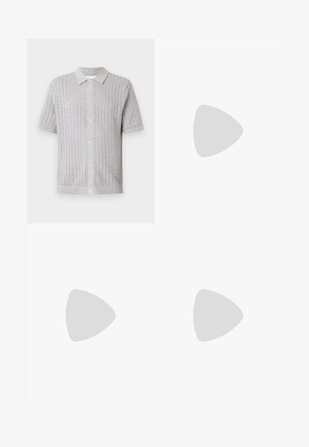 Polo gri tricotat cu mânecă scurtă, cu un model texturat, cinci nasturi pe partea din față și un guler moale.; Deshirt alb cu mâneci scurte, confectionat din bumbac, cu decolteu rotund, având o textură netedă și un design simplu, fără modele sau accente.; Pantaloni din denim negri cu un design drept, dotate cu cinci buzunare, închidere cu nasture și un finisaj curat. Material durabil cu textură mată.; Adidași din piele albă cu vârf din suede gri, trei fâșii orizontale albe, accente albastre și talpă din cauciuc maro. Detaliu texturat pe talpă.