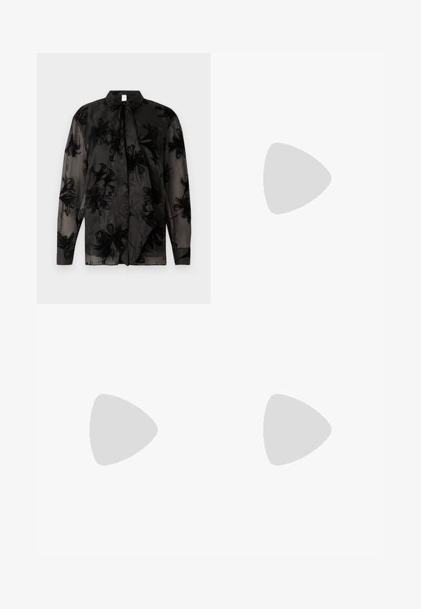 Μαύρο διαφανές μπλουζάκι με λουλουδάτα σχέδια, γιακά με μυτερό κολάρο, μακριά μανίκια και καμπυλω�τό τελείωμα. Κατασκευασμένο από ελαφρύ ύφασμα με απαλή υφή.; Πλισέ μαύρη φούστα με λείο ζωνάκι, φτιαγμένη από ελαφρύ ύφασμα. Διαθέτει καθαρές, κάθετες πτυχώσεις και σχέδιο που φτάνει μέχρι τη μέση της γάμπας.; Μπορντό παρθένα δερμάτινα μπαλαρίνες με στρογγυλή μύτη, μικρή διακόσμηση φιόγκου στο μπροστινό μέρος και χαμηλή, μαύρη καουτσούκ σόλα. Λείος υφής.; Λευκή ορθογώνια τσάντα συμπλέκτη, φτιαγμένη από γυαλιστερό υλικό, με ασημένια αλυσίδα. Το μοντέλο ποζάρει, επιδεικνύοντας την τσάντα σε απλό φόντο.