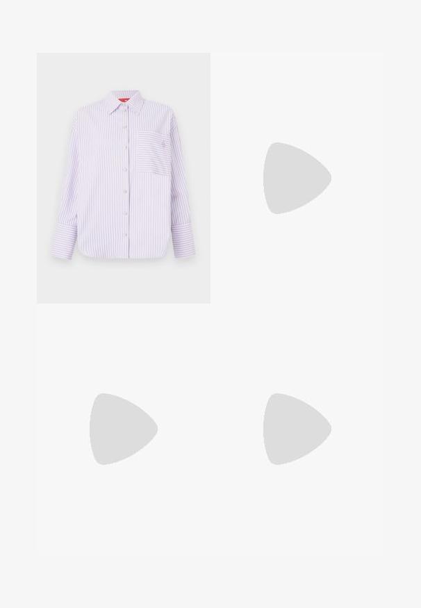 Hellpurpurnes Hemd mit vertikalen Streifen, einer einzigen Brusttasche und einem Kragen. Es hat lange Ärmel mit breiten Aufschlägen und einem dezenten Logodetail.; Marineblaues Langarm-Polo-Shirt mit weißen vertikalen Streifen, einem Kragen und einer Knopfleiste. Figurbetonte Silhouette mit gerippten Bündchen.; Hochgeschnittene blaue Jeans aus Denim mit geradem Schnitt, ausgestattet mit fünf Taschen, Gürtelschlaufen und subtiler Ausbleichung für zusätzliche Textur.; Braune Lederbootsschuhe mit goldenen Ösen, runden Schnürsenkeln und einer strukturierten braunen Gummisohle. Verfügt über genähte Details und ein erhabenes Logo.; Schwarze, strukturierte Stofftasche mit einem einzigen gedrehten Griff, die eine puffige Form und ein gerafftes Oberflächendesign aufweist.