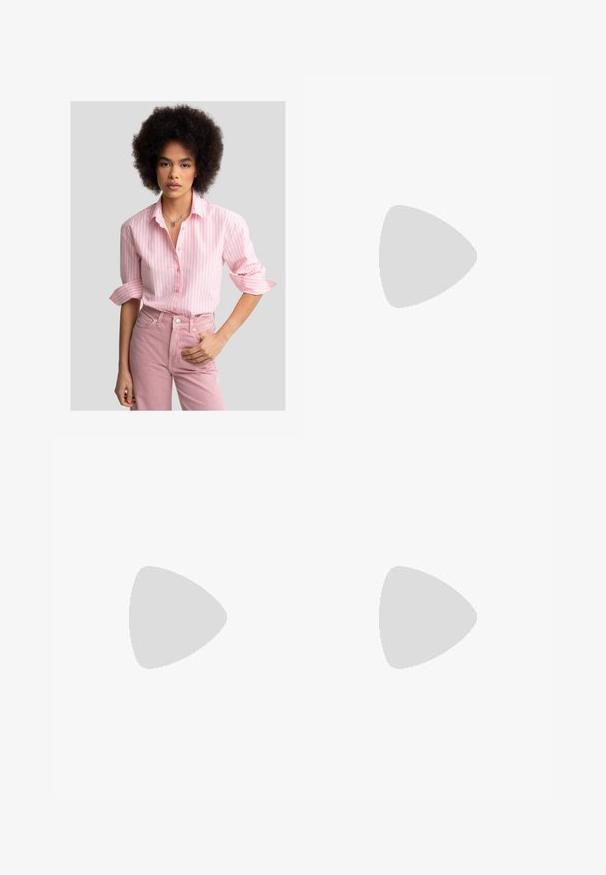 Camisa de botón a rayas rosa claro con mangas enrolladas, combinada con jeans rosa de cintura alta. Tejido suave, diseño casual, sin estampados.; Pantalones de chándal de pierna ancha en gris claro, fabricados con un tejido suave. Cuentan con una cintura elástica y bolsillos laterales. Textura suave con un diseño limpio.; Zapatillas de ante negras con acentos blancos, que presentan un logo dorado. Combinadas con unos jeans de mezclilla azul claro y colocadas sobre una superficie texturizada azul.; Gafas de tortuga con montura ovalada, lentes claros y detalles en dorado. Presentan patillas curvadas y un acabado suave y brillante.