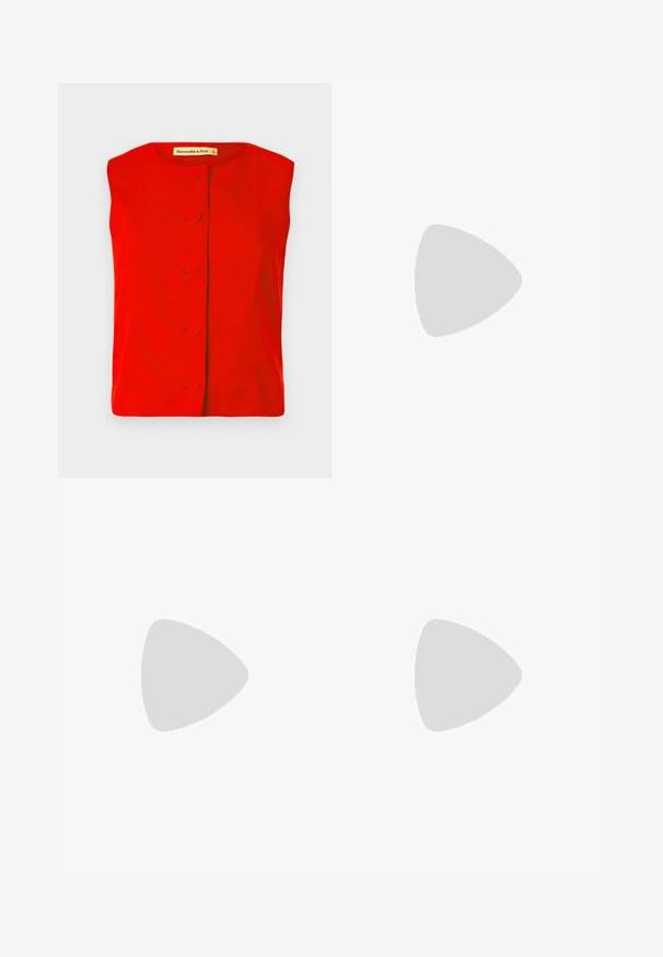 Rotes ärmelloses Oberteil mit rundem Ausschnitt, ausgestattet mit einer vorderen Knopfverschluss mit runden Knöpfen und glatter Textur. Markenetikett innen sichtbar.; Schwarze Polyester-Culotte mit einem elastischen Bund, zwei vorderen Falten und einer lockeren Silhouette. Keine sichtbaren Muster oder Hardware-Details.; Schwarze patentierte Sandalen mit Absatz, quadratischer Spitze, Knöchelriemen und silbernen Schnallen. Mit einem stabilen Blockabsatz für mehr Stabilität.; Schwarze Tote-Bag aus glattem Leder, mit einem abgerundeten, offenen Oberteil, zwei Schulterträgern und einem minimalistischen Design.