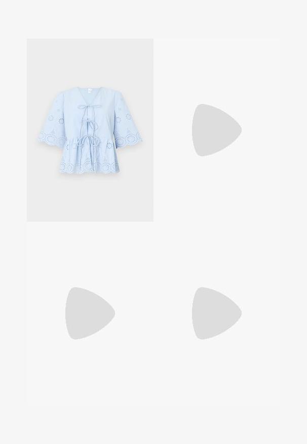 Blusa di cotone blu con scollo a V, chiusura a fiocco e maniche a campana. Presenta ritagli ricamati e bordi ondulati lungo l'orlo e le maniche.; Pantaloni in denim a gamba larga con una sfumatura che va dal blu chiaro al blu scuro, vita alta, passanti per cintura e una cintura in tessuto coordinato. Finitura in denim strutturato.; Scarpa slingback in vernice bianca con punta affusolata e tacco basso a blocco. Presenta una sottile cinghia con dettaglio a fibbia dorata.; Borsa a spalla in denim con design plissettato, colore blu, dettagli in metallo argentato lungo i bordi e una tracolla strutturata.